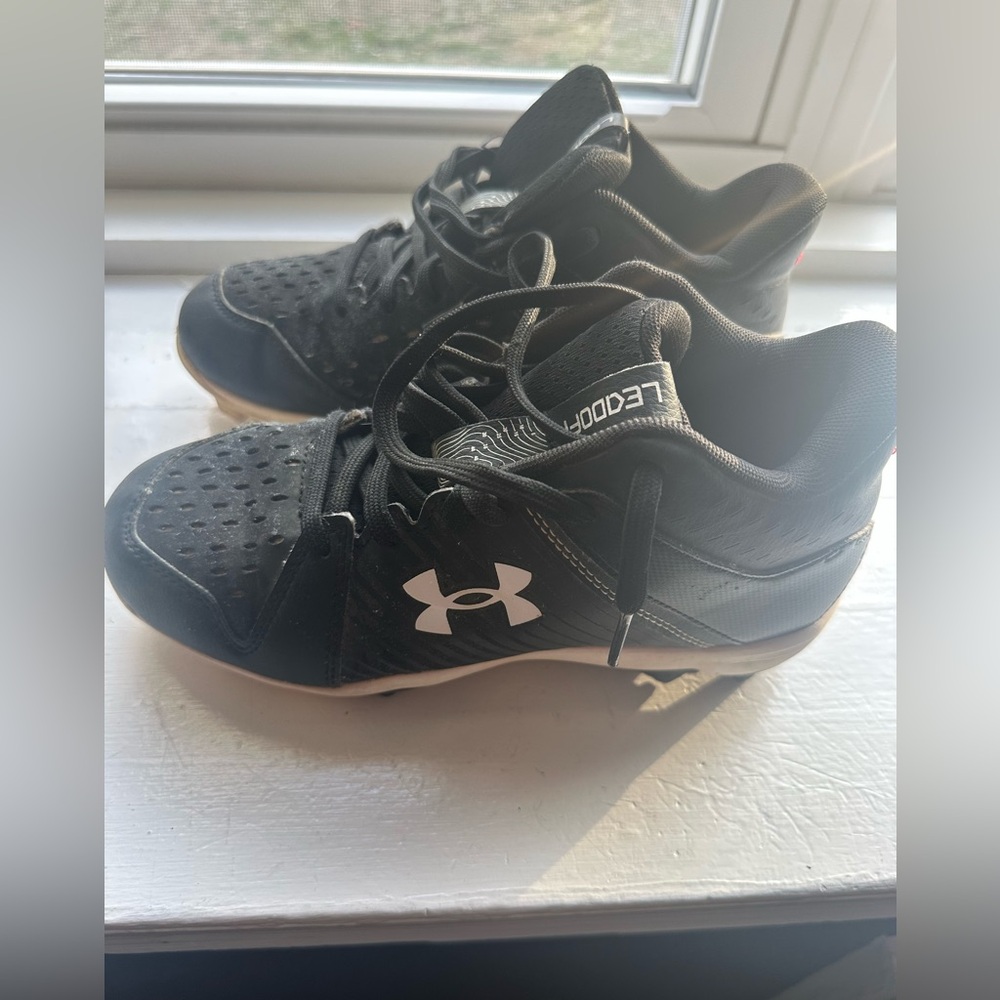 Under Armour Black Baseball Cleats Boys size 3.5